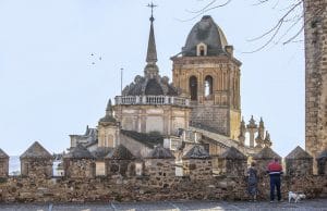 Muralla y vista iglesia en Jerez de los Caballeros