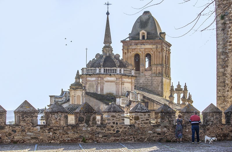 Muralla y vista iglesia en Jerez de los Caballeros